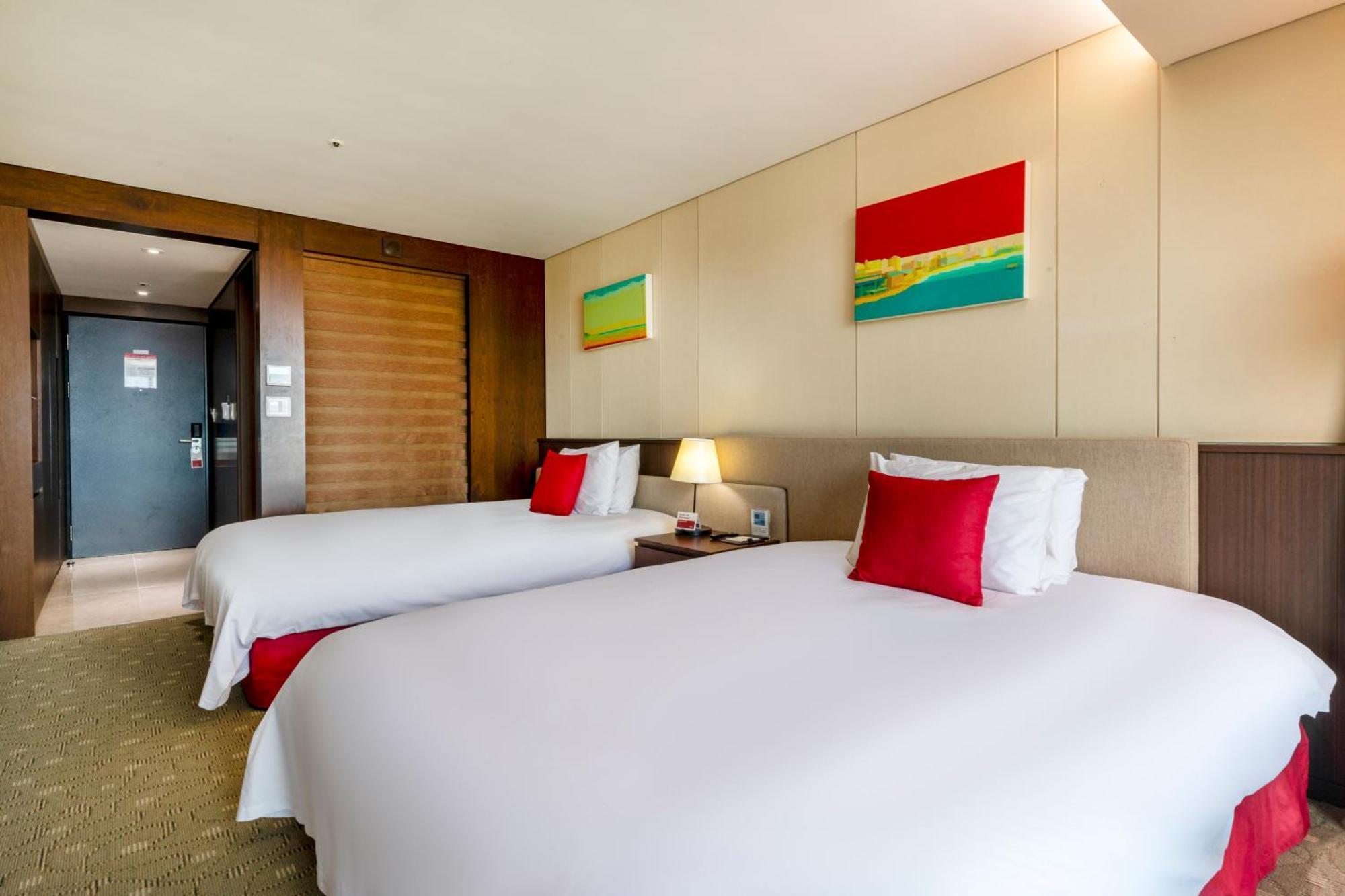 Ramada By Wyndham Jeju Hamdeok Hotel Exterior foto