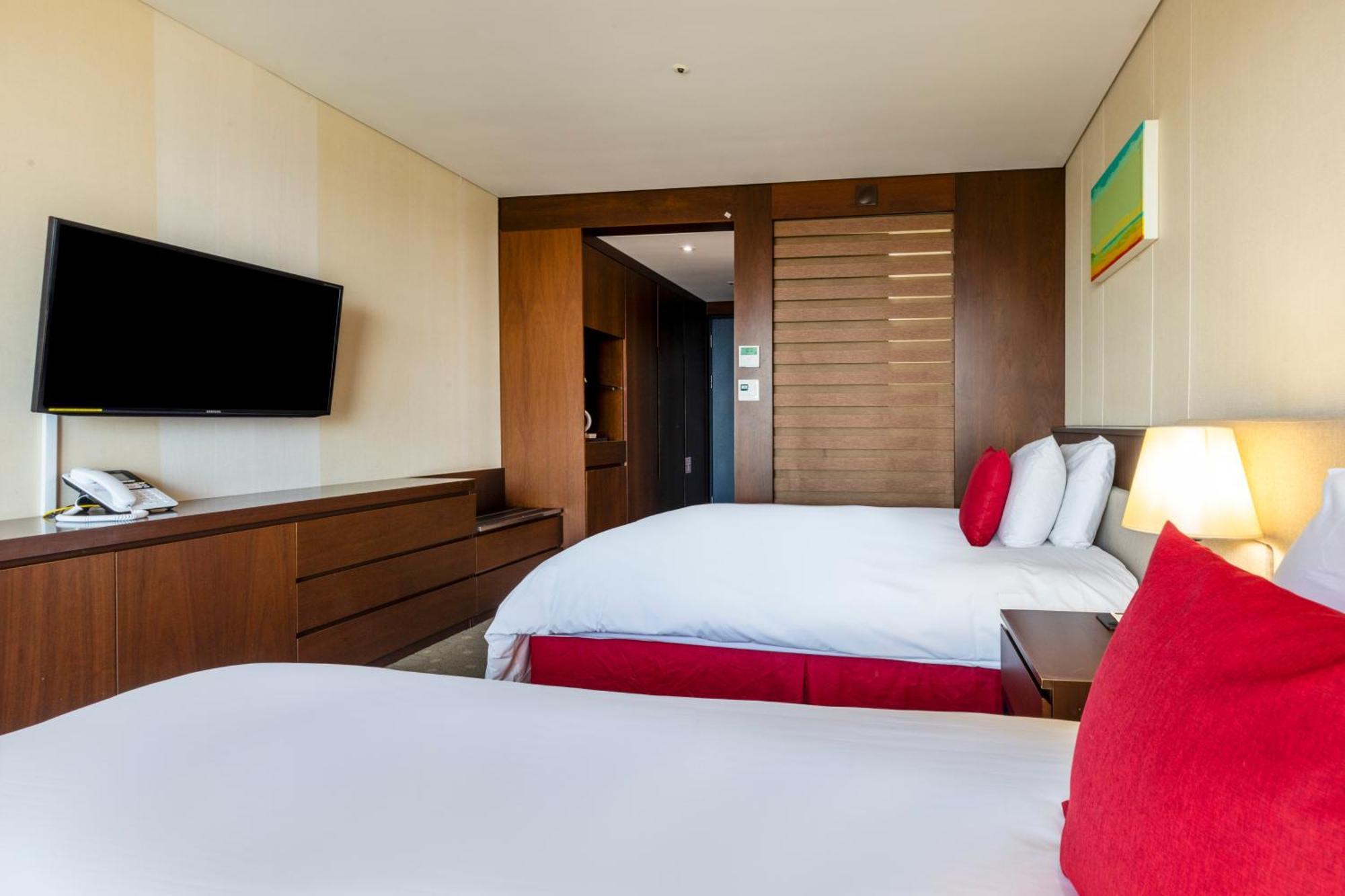 Ramada By Wyndham Jeju Hamdeok Hotel Exterior foto