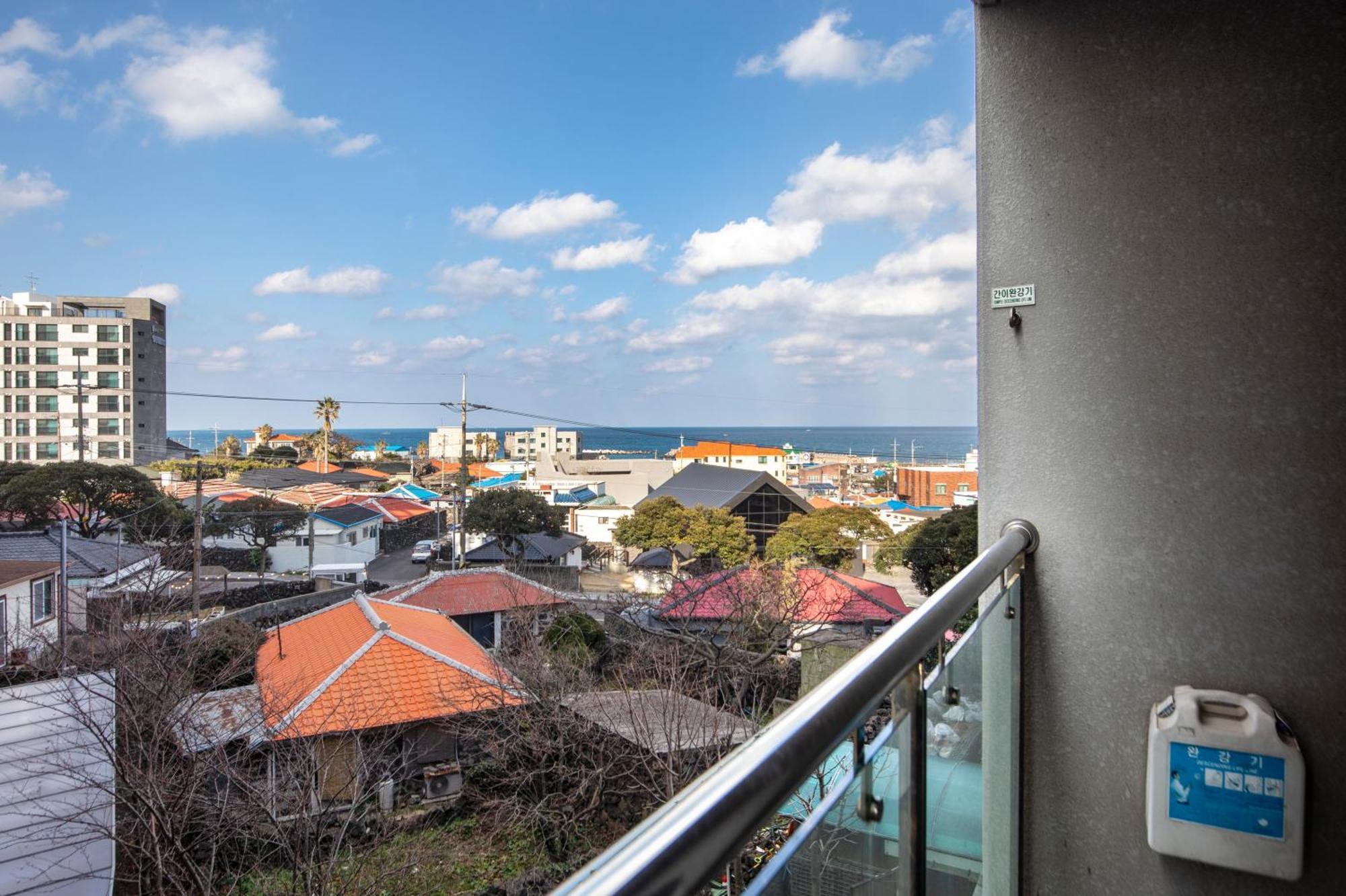 Ramada By Wyndham Jeju Hamdeok Hotel Exterior foto